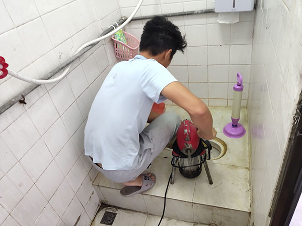 南头镇管道堵塞冒臭气 专业师傅现场解决问题